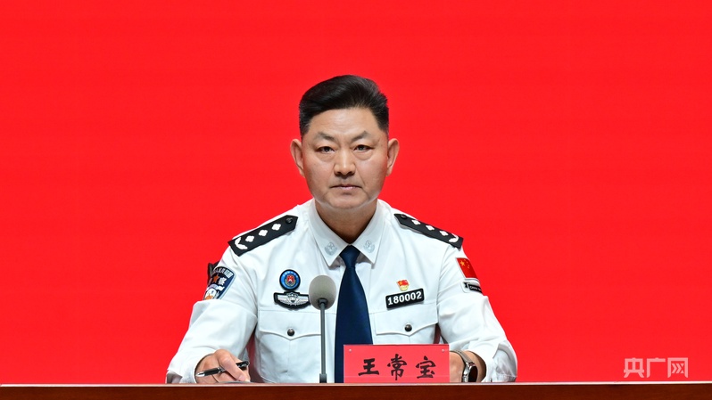 黑龙江出入境边防检查总站政治委员王常宝在发布会上介绍国庆口岸客流研判(图源:央广网)